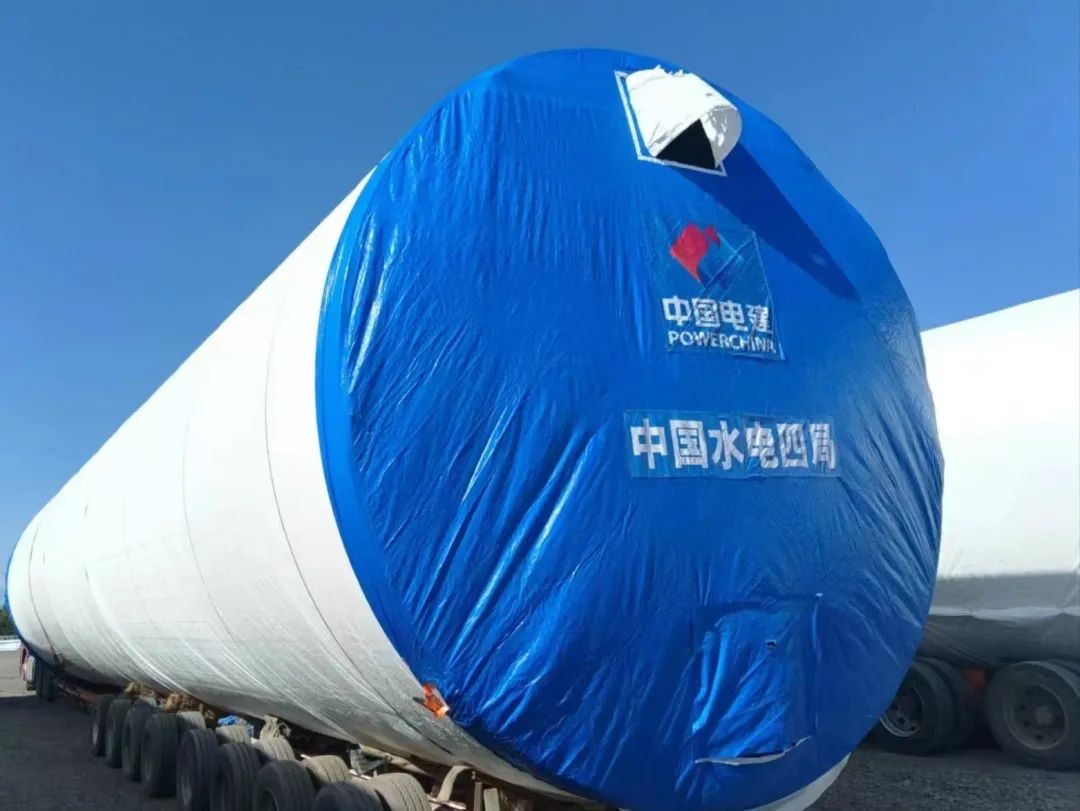 河鋼集團舞鋼生產的一批高端風電項目用鋼板如期發往客戶，將用于新彊吐魯番市重點能源項目——廣東能源托克遜縣100萬千瓦風電項目的風電塔筒制造。目前，舞鋼已累計向該項目供應高端風電項目用鋼板近2萬噸。 在供貨過程中，舞鋼強化項目跟蹤和技術營銷，針對該項目設計和建設所需，為用戶設計從生產到供貨以及后期服務的一攬子解決方案。在生產過程中，舞鋼根據客戶所需，不斷推動工藝和流程優化，先后攻克冶煉和軋制環節的多個難題，滿足了客戶對鋼板表面質量的特殊需求，并保證了按期高質量交付。 廣東能源托克遜縣100萬千瓦風電項目（一期50萬千瓦）位于新疆維吾爾自治區吐魯番市托克遜縣，屬于小草湖風區。風電場距離托克遜縣僅14公里，距烏魯木齊市約130公里。海拔集中在45至125米，場地開闊，地形較平坦，地勢東南部低、西北部高。本工程擬安裝50臺風力發電機組，機組塔高126.1米，總工程量約26000噸，是新疆首個直徑超過6米的單機容量達10兆瓦的非分片式風電塔筒。  此項目為新建工程，地處新疆傳統九大風區之一的吐魯番西部風區核心位置，擁有得天獨厚的自然資源，與吐魯番市、烏魯木齊兩大用電負荷中心接壤，具備天然的負荷消納優勢。項目投產后，年上網電量約23億千瓦時，可節約標準煤約70萬噸，每年可減少二氧化碳排放233萬噸，將具有良好的經濟效益和生態效益。  百萬千瓦級風電項目的開工建設，標志著吐魯番市在打造千萬千瓦級大型清潔能源基地的征程上又邁出了跨越式的一步，將有力推動吐魯番綠色新能源產業進入發展新時期，為建設全疆經濟高質量發展示范區提供新的、強有力的支撐。