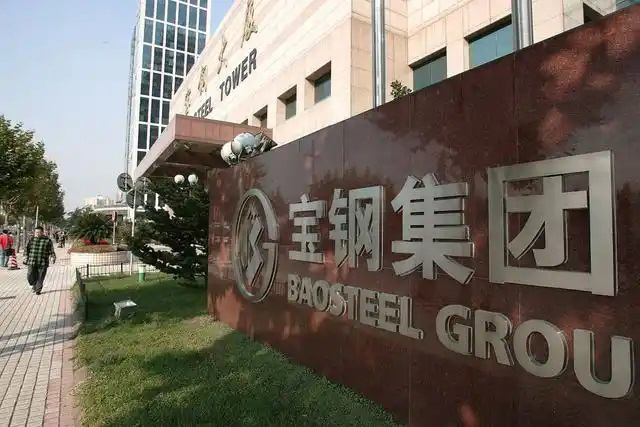 鋼鐵行業是全球工業體系中的重要支柱之一,其產品廣泛應用于基礎設施建設、機械制造、汽車工業等領域。隨著全球工業化進程的不斷深入,鋼鐵行業呈現出國際化競爭格局。在眾多鋼鐵制造企業中,有6家公司以其出色的經營業績和強大的市場地位脫穎而出,成為了世界鋼鐵制造業的領軍企業。  第一，是總部位于中國的寶鋼集團。寶鋼集團創立于1992年,作為中國最大的鋼鐵生產企業,其年產鋼鐵超過1億噸,在全球鋼鐵企業中居首位。寶鋼集團擁有先進的煉鋼技術和完善的產業鏈,產品涵蓋了碳鋼、合金鋼、不銹鋼等多個品類,廣泛應用于汽車、家電、建筑等領域。在國內市場上,寶鋼集團占據主導地位,同時也積極拓展海外市場,在全球范圍內享有較高的品牌知名度。   第二，是同樣總部設在中國的武鋼集團。武鋼集團成立于1958年,是中國最早的鋼鐵生產企業之一,擁有悠久的歷史和豐富的生產經驗。該集團主營碳鋼和合金鋼的生產,年產量超過5000萬噸,位居全球第二。武鋼集團不僅在國內市場占有重要地位,同時也積極開拓海外市場,產品遠銷歐洲、東南亞等地區。近年來,武鋼集團通過并購重組等方式不斷擴大產能,提升了其在全球鋼鐵行業的影響力。   第三，是總部位于印度的塔塔鋼鐵公司。塔塔鋼鐵公司成立于1907年,是全球歷史最悠久的鋼鐵制造企業之一。該公司年產鋼鐵超過1800萬噸,產品涵蓋了碳鋼、合金鋼、不銹鋼等種類,廣泛應用于汽車、基礎設施、機械制造等領域。憑借雄厚的技術實力和優秀的管理團隊,塔塔鋼鐵公司在全球鋼鐵市場上占據了重要地位,在發展中國家市場尤其具有優勢。   第四，是總部位于日本的新日鐵住金株式會社。新日鐵住金株式會社是日本最大的鋼鐵制造企業,年產鋼鐵約4500萬噸,位居全球第四。該公司擁有業內領先的技術水平,在煉鋼、軋鋼等工藝上均有很強的競爭力。同時,新日鐵住金還積極推動產品創新,開發出多種高性能鋼材,廣泛應用于汽車制造、電子電器等行業。憑借雄厚的技術實力和優質的產品,新日鐵住金在日本國內以及東亞地區市場占據主導地位。   第五,是總部位于韓國的POSCO。POSCO創立于1968年,是韓國最大的鋼鐵制造企業,年產鋼鐵約4000萬噸。POSCO在煉鋼技術、產品研發等方面均處于業內領先水平,旗下擁有多家海外子公司,業務覆蓋全球主要市場。近年來,POSCO不斷優化產品結構,提升高附加值鋼材的占比,在汽車制造、電子等領域具有較強的市場競爭力。憑借優秀的經營業績和穩健的財務狀況,POSCO在全球鋼鐵行業中占據重要地位。   第六,是總部位于美國的美國鋼鐵公司。美國鋼鐵公司創立于1901年,是美國最大的鋼鐵制造企業,年產鋼鐵約1600萬噸。該公司在碳鋼、不銹鋼等品類的生產上均具有較強的技術實力,產品廣泛應用于汽車制造、基礎設施建設等領域。近年來,美國鋼鐵公司通過資產重組和技術創新等措施,不斷提升自身競爭力,在北美市場保持領先地位。   舉報/反饋