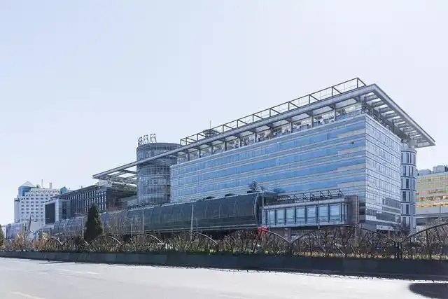 鋼鐵行業是全球工業體系中的重要支柱之一,其產品廣泛應用于基礎設施建設、機械制造、汽車工業等領域。隨著全球工業化進程的不斷深入,鋼鐵行業呈現出國際化競爭格局。在眾多鋼鐵制造企業中,有6家公司以其出色的經營業績和強大的市場地位脫穎而出,成為了世界鋼鐵制造業的領軍企業。  第一，是總部位于中國的寶鋼集團。寶鋼集團創立于1992年,作為中國最大的鋼鐵生產企業,其年產鋼鐵超過1億噸,在全球鋼鐵企業中居首位。寶鋼集團擁有先進的煉鋼技術和完善的產業鏈,產品涵蓋了碳鋼、合金鋼、不銹鋼等多個品類,廣泛應用于汽車、家電、建筑等領域。在國內市場上,寶鋼集團占據主導地位,同時也積極拓展海外市場,在全球范圍內享有較高的品牌知名度。   第二，是同樣總部設在中國的武鋼集團。武鋼集團成立于1958年,是中國最早的鋼鐵生產企業之一,擁有悠久的歷史和豐富的生產經驗。該集團主營碳鋼和合金鋼的生產,年產量超過5000萬噸,位居全球第二。武鋼集團不僅在國內市場占有重要地位,同時也積極開拓海外市場,產品遠銷歐洲、東南亞等地區。近年來,武鋼集團通過并購重組等方式不斷擴大產能,提升了其在全球鋼鐵行業的影響力。   第三，是總部位于印度的塔塔鋼鐵公司。塔塔鋼鐵公司成立于1907年,是全球歷史最悠久的鋼鐵制造企業之一。該公司年產鋼鐵超過1800萬噸,產品涵蓋了碳鋼、合金鋼、不銹鋼等種類,廣泛應用于汽車、基礎設施、機械制造等領域。憑借雄厚的技術實力和優秀的管理團隊,塔塔鋼鐵公司在全球鋼鐵市場上占據了重要地位,在發展中國家市場尤其具有優勢。   第四，是總部位于日本的新日鐵住金株式會社。新日鐵住金株式會社是日本最大的鋼鐵制造企業,年產鋼鐵約4500萬噸,位居全球第四。該公司擁有業內領先的技術水平,在煉鋼、軋鋼等工藝上均有很強的競爭力。同時,新日鐵住金還積極推動產品創新,開發出多種高性能鋼材,廣泛應用于汽車制造、電子電器等行業。憑借雄厚的技術實力和優質的產品,新日鐵住金在日本國內以及東亞地區市場占據主導地位。   第五,是總部位于韓國的POSCO。POSCO創立于1968年,是韓國最大的鋼鐵制造企業,年產鋼鐵約4000萬噸。POSCO在煉鋼技術、產品研發等方面均處于業內領先水平,旗下擁有多家海外子公司,業務覆蓋全球主要市場。近年來,POSCO不斷優化產品結構,提升高附加值鋼材的占比,在汽車制造、電子等領域具有較強的市場競爭力。憑借優秀的經營業績和穩健的財務狀況,POSCO在全球鋼鐵行業中占據重要地位。   第六,是總部位于美國的美國鋼鐵公司。美國鋼鐵公司創立于1901年,是美國最大的鋼鐵制造企業,年產鋼鐵約1600萬噸。該公司在碳鋼、不銹鋼等品類的生產上均具有較強的技術實力,產品廣泛應用于汽車制造、基礎設施建設等領域。近年來,美國鋼鐵公司通過資產重組和技術創新等措施,不斷提升自身競爭力,在北美市場保持領先地位。   舉報/反饋