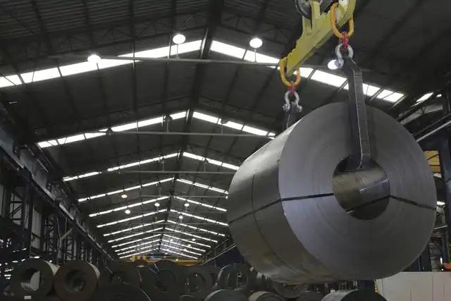 鋼鐵行業是全球工業體系中的重要支柱之一,其產品廣泛應用于基礎設施建設、機械制造、汽車工業等領域。隨著全球工業化進程的不斷深入,鋼鐵行業呈現出國際化競爭格局。在眾多鋼鐵制造企業中,有6家公司以其出色的經營業績和強大的市場地位脫穎而出,成為了世界鋼鐵制造業的領軍企業。  第一，是總部位于中國的寶鋼集團。寶鋼集團創立于1992年,作為中國最大的鋼鐵生產企業,其年產鋼鐵超過1億噸,在全球鋼鐵企業中居首位。寶鋼集團擁有先進的煉鋼技術和完善的產業鏈,產品涵蓋了碳鋼、合金鋼、不銹鋼等多個品類,廣泛應用于汽車、家電、建筑等領域。在國內市場上,寶鋼集團占據主導地位,同時也積極拓展海外市場,在全球范圍內享有較高的品牌知名度。   第二，是同樣總部設在中國的武鋼集團。武鋼集團成立于1958年,是中國最早的鋼鐵生產企業之一,擁有悠久的歷史和豐富的生產經驗。該集團主營碳鋼和合金鋼的生產,年產量超過5000萬噸,位居全球第二。武鋼集團不僅在國內市場占有重要地位,同時也積極開拓海外市場,產品遠銷歐洲、東南亞等地區。近年來,武鋼集團通過并購重組等方式不斷擴大產能,提升了其在全球鋼鐵行業的影響力。   第三，是總部位于印度的塔塔鋼鐵公司。塔塔鋼鐵公司成立于1907年,是全球歷史最悠久的鋼鐵制造企業之一。該公司年產鋼鐵超過1800萬噸,產品涵蓋了碳鋼、合金鋼、不銹鋼等種類,廣泛應用于汽車、基礎設施、機械制造等領域。憑借雄厚的技術實力和優秀的管理團隊,塔塔鋼鐵公司在全球鋼鐵市場上占據了重要地位,在發展中國家市場尤其具有優勢。   第四，是總部位于日本的新日鐵住金株式會社。新日鐵住金株式會社是日本最大的鋼鐵制造企業,年產鋼鐵約4500萬噸,位居全球第四。該公司擁有業內領先的技術水平,在煉鋼、軋鋼等工藝上均有很強的競爭力。同時,新日鐵住金還積極推動產品創新,開發出多種高性能鋼材,廣泛應用于汽車制造、電子電器等行業。憑借雄厚的技術實力和優質的產品,新日鐵住金在日本國內以及東亞地區市場占據主導地位。   第五,是總部位于韓國的POSCO。POSCO創立于1968年,是韓國最大的鋼鐵制造企業,年產鋼鐵約4000萬噸。POSCO在煉鋼技術、產品研發等方面均處于業內領先水平,旗下擁有多家海外子公司,業務覆蓋全球主要市場。近年來,POSCO不斷優化產品結構,提升高附加值鋼材的占比,在汽車制造、電子等領域具有較強的市場競爭力。憑借優秀的經營業績和穩健的財務狀況,POSCO在全球鋼鐵行業中占據重要地位。   第六,是總部位于美國的美國鋼鐵公司。美國鋼鐵公司創立于1901年,是美國最大的鋼鐵制造企業,年產鋼鐵約1600萬噸。該公司在碳鋼、不銹鋼等品類的生產上均具有較強的技術實力,產品廣泛應用于汽車制造、基礎設施建設等領域。近年來,美國鋼鐵公司通過資產重組和技術創新等措施,不斷提升自身競爭力,在北美市場保持領先地位。   舉報/反饋