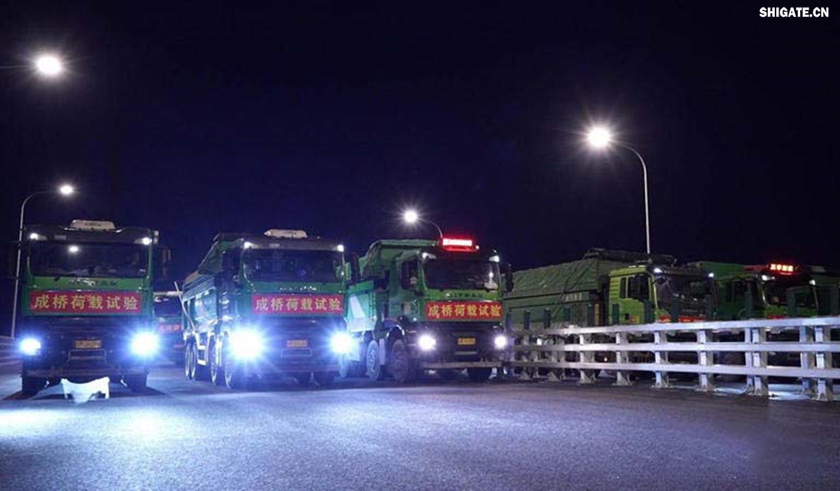 6月16日22時，世界最大跨度斜拉橋——常泰長江大橋燈火通明，車聲轟鳴，一場通車前的“極限挑戰”正緊張進行。30輛總重達1200噸的四軸加載車，分批列隊駛上橋面預先劃定的停靠點，并由提前布置在橋梁各關鍵部位的869個傳感器開展實時監測，采集測試數據。由此，大橋跨江公鐵合建段主橋橋梁荷載試驗全面啟動。    AA1GQ79M.jpg    這次荷載試驗覆蓋范圍具體包括1座主跨1208米斜拉橋、2座主跨388米鋼桁拱專用航道橋、1座非通航道孔橋以及南北兩座引橋，共設計119個靜載工況和111個動載工況。其中，最大對稱靜力加載工況將動用110輛四軸加載車，總重達4400噸。試驗將持續一周，分五個階段進行。試驗首日在錄安洲非通航孔橋和常州側公鐵合建段引橋實施。  常泰長江大橋是連通常州與泰興的跨江通道，是長江上首座集高速公路、城際鐵路和普通公路三種功能于一體的雙層復合型橋梁，計劃于今年年內基本建成。它的上層為雙向六車道高速公路，下層為雙線城際鐵路和普通公路。如此復雜的結構，如何確保它在未來百年服役中安全可靠？答案就藏在荷載試驗中。    AA1GQduQ.jpg    荷載試驗堪稱橋梁通車前的“綜合大考”，是確保橋梁安全運營的“體檢報告”。江蘇省交通工程建設局常泰長江大橋建設指揮部現場常務副指揮長夏鵬飛介紹，“荷載試驗是檢測橋梁結構安全和承載能力的重要手段，通過科學的加載測試和數據采集分析，驗證實際成橋狀態與理論設計的鍥合度，確保常泰長江大橋運營安全。”考慮到大橋主體采用鋼結構和鋼-混凝土組合結構，為最大限度減少晝夜溫差對測試數據的影響，所有試驗均安排在夜間實施。  通過一系列科學嚴謹的荷載測試，這座世界級多功能大橋的實際性能將得到充分檢驗，為常泰長江大橋后續安全通車運營提供至關重要的數據支撐。